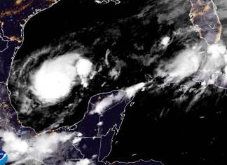 Imagen de satélite de la Oficina Nacional de Administración Oceánica y Atmosférica de Estados Unidos (NOAA, por sus siglas en inglés), tomada a las 11:36 de la noche del domingo 6 de octubre de 2024, muestra al huracán Milton. (NOAA vía AP)