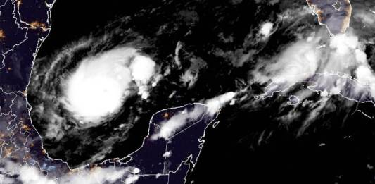 Imagen de satélite de la Oficina Nacional de Administración Oceánica y Atmosférica de Estados Unidos (NOAA, por sus siglas en inglés), tomada a las 11:36 de la noche del domingo 6 de octubre de 2024, muestra al huracán Milton. (NOAA vía AP)