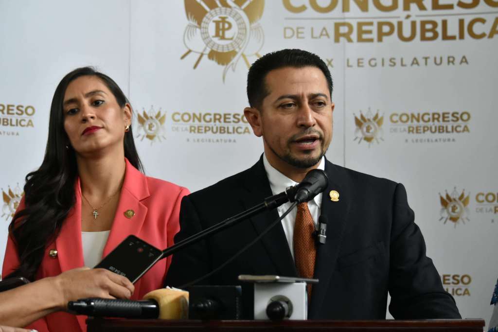 Ramos indica que mantiene comunicación con todos los diputados. Foto: Daniel Ramírez