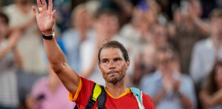 En esta imagen de archivo, el tenista español Rafael Nadal saluda tras el partido de dobles de cuartos de final del torneo olímpico, en el estadio Roland Garros, en París, el 31 de julio de 2024. (AP Foto/Manu Fernandez, archivo)