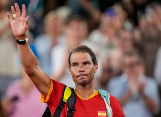 En esta imagen de archivo, el tenista español Rafael Nadal saluda tras el partido de dobles de cuartos de final del torneo olímpico, en el estadio Roland Garros, en París, el 31 de julio de 2024. (AP Foto/Manu Fernandez, archivo)