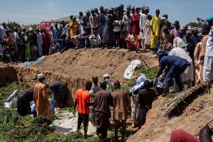 Varias personas preparan los cuerpos para su funeral tras la explosión de un camión de combustible en la ciudad de Majiya, Nigeria, el miércoles 16 de octubre de 2024. (AP Foto/ Sani Maikatanga)