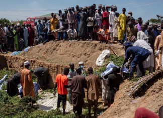 Varias personas preparan los cuerpos para su funeral tras la explosión de un camión de combustible en la ciudad de Majiya, Nigeria, el miércoles 16 de octubre de 2024. (AP Foto/ Sani Maikatanga)