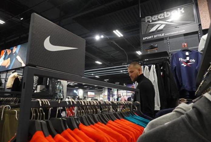 Imagen de archivo de una tienda de la firma de ropa deportiva Nike. EFE/EPA/Maxim Shipenkov