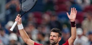 Novak Djokovic celebra la victoria en el partido de cuartos de final del torneo Masters 1000 de Shangai contra el checo Jakub Mensik. EFE/EPA/ALEX PLAVEVSKI