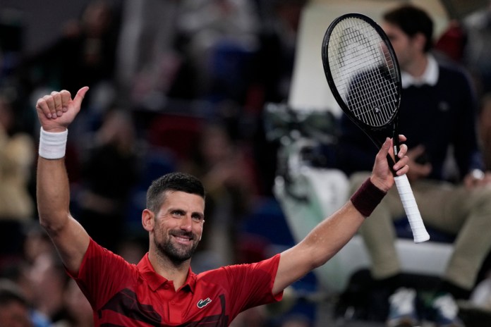 Novak Djokovic saluda al público tras derrotar a Flavio Cobolli en la tercera ronda del Masters de Shanghái, el martes 8 de octubre de 2024. (AP Foto/Andy Wong)