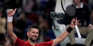 Novak Djokovic saluda al público tras derrotar a Flavio Cobolli en la tercera ronda del Masters de Shanghái, el martes 8 de octubre de 2024. (AP Foto/Andy Wong)