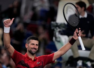 Novak Djokovic saluda al público tras derrotar a Flavio Cobolli en la tercera ronda del Masters de Shanghái, el martes 8 de octubre de 2024. (AP Foto/Andy Wong)