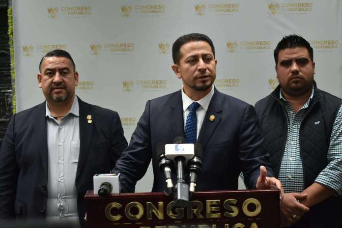 El presidente del Congreso, Nery Ramos, confirma que se analizan enmiendas a la Ley de la PNC. Foto La Hora: Daniel Ramírez