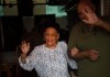 Archivo - La cantante cubana Omara Portuondo, izquierda, y su hijo Ariel Jiménez Portuondo se despiden tras una entrevista en la casa de la cantante en La Habana. Foto La Hora / AP - Ramón Espinosa