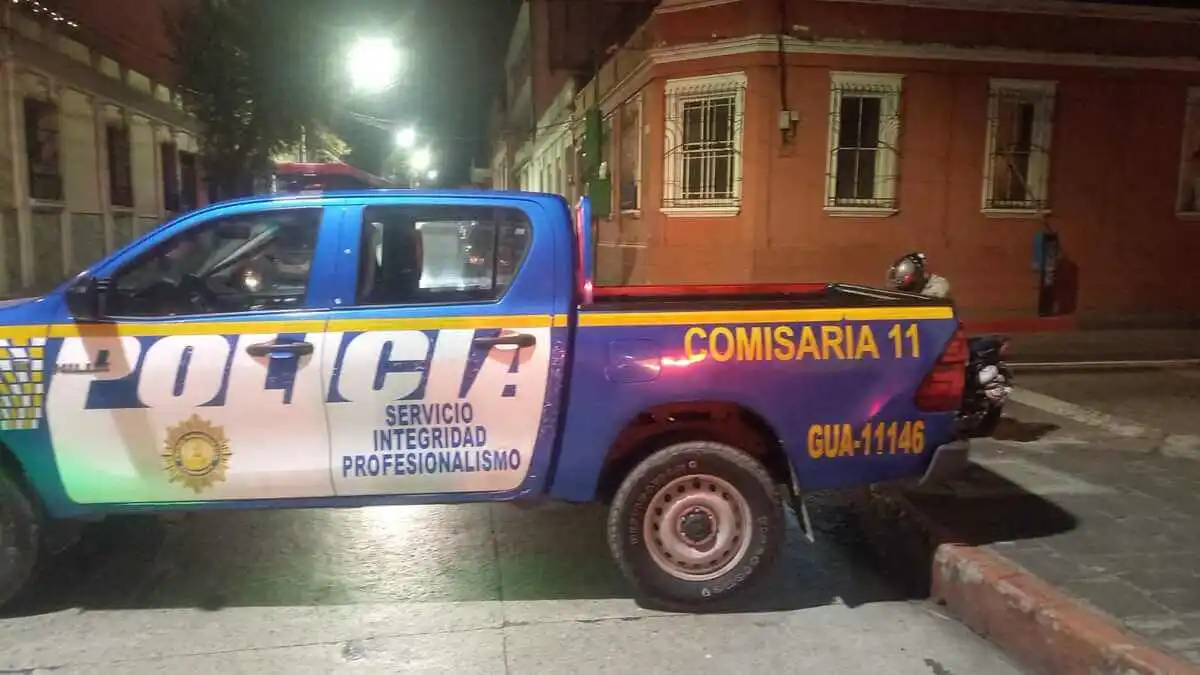 Patrulla de la PNC en las afueras de hogar Zafiro en zona 1