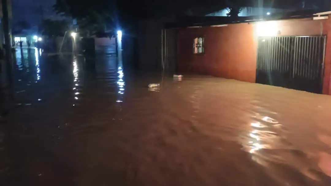 Desborde de río Michatoya provoco inundaciones en Palín, Escuintla. Foto La Hora: Noticiero Palín