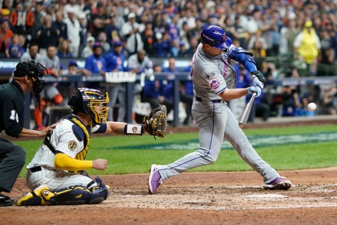 Pete Alonso, de los Mets de Nueva York, conecta un jonrón de tres carreras durante la novena entrada del tercer juego de la ronda de comodines de la Liga Nacional contra los Cerveceros de Milwaukee el jueves 3 de octubre de 2024 en Milwaukee. (Foto AP/Morry Gash)