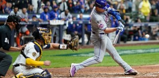 Pete Alonso, de los Mets de Nueva York, conecta un jonrón de tres carreras durante la novena entrada del tercer juego de la ronda de comodines de la Liga Nacional contra los Cerveceros de Milwaukee el jueves 3 de octubre de 2024 en Milwaukee. (Foto AP/Morry Gash)