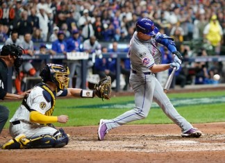 Pete Alonso, de los Mets de Nueva York, conecta un jonrón de tres carreras durante la novena entrada del tercer juego de la ronda de comodines de la Liga Nacional contra los Cerveceros de Milwaukee el jueves 3 de octubre de 2024 en Milwaukee. (Foto AP/Morry Gash)