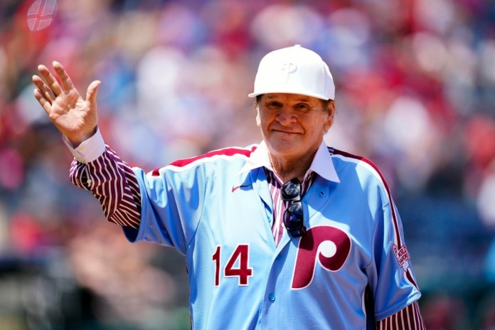 ARCHIVO - Foto del 7 de agosto del 2022, el exjugador de los Filis de Filadelfia Pete Rose saluda a los aficionados. (AP Foto/Matt Rourke, Archivo)