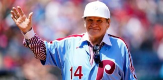 ARCHIVO - Foto del 7 de agosto del 2022, el exjugador de los Filis de Filadelfia Pete Rose saluda a los aficionados. (AP Foto/Matt Rourke, Archivo)