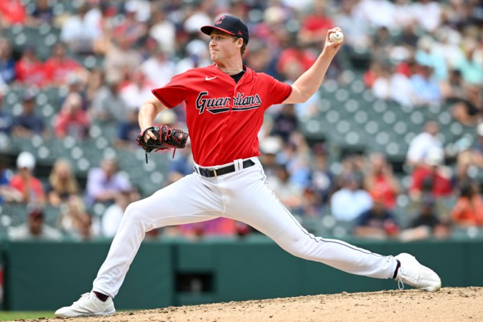 El lanzador de relevo de los Cleveland Guardians, Tim Herrin, lanza durante la octava entrada en la continuación de un juego de béisbol suspendido contra los Dodgers de Los Ángeles, el 24 de agosto de 2023, en Cleveland. (Foto AP/Nick Cammett, Archivo)