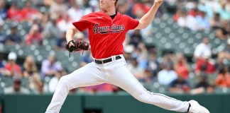 El lanzador de relevo de los Cleveland Guardians, Tim Herrin, lanza durante la octava entrada en la continuación de un juego de béisbol suspendido contra los Dodgers de Los Ángeles, el 24 de agosto de 2023, en Cleveland. (Foto AP/Nick Cammett, Archivo)