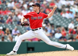 El lanzador de relevo de los Cleveland Guardians, Tim Herrin, lanza durante la octava entrada en la continuación de un juego de béisbol suspendido contra los Dodgers de Los Ángeles, el 24 de agosto de 2023, en Cleveland. (Foto AP/Nick Cammett, Archivo)