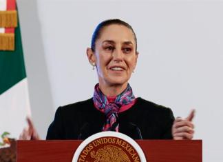 La presidenta de México, Claudia Sheinbaum, habla durante una conferencia de prensa este viernes, en el Palacio Nacional de la Ciudad de México (México). Sheinbaum animó a España a usar el 12 de octubre, que en el país latinoamericano se conmemora ahora como el Día de la Resistencia Indígena, para comenzar con la disculpa pública a los pueblos originarios mexicanos por los abusos de la conquista. EFE/ José Méndez