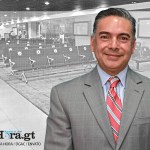 Douglas Ovalle con fondo de una sala del aeropuerto.