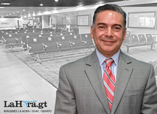 Douglas Ovalle con fondo de una sala del aeropuerto.