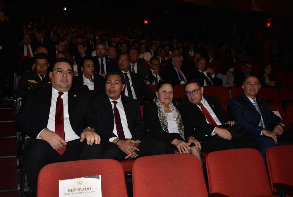 Representantes del MP y PDH llegan al Teatro Nacional. Foto La Hora: Daniel Ramírez.