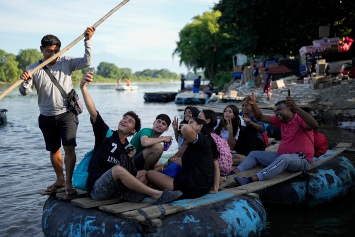 Un migrante venezolano se toma una selfie en una balsa que cruza el río Suchiate desde Tecún Umán, Guatemala, a México, el martes 29 de octubre de 2024. Foto La Hora: AP.