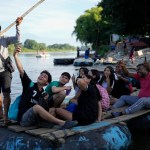 Un migrante venezolano se toma una selfie en una balsa que cruza el río Suchiate desde Tecún Umán, Guatemala, a México, el martes 29 de octubre de 2024. Foto La Hora: AP.