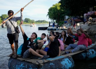 Un migrante venezolano se toma una selfie en una balsa que cruza el río Suchiate desde Tecún Umán, Guatemala, a México, el martes 29 de octubre de 2024. Foto La Hora: AP.