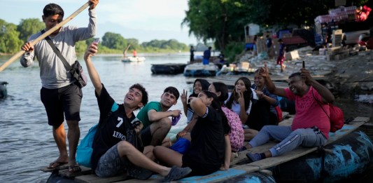 Un migrante venezolano se toma una selfie en una balsa que cruza el río Suchiate desde Tecún Umán, Guatemala, a México, el martes 29 de octubre de 2024. Foto La Hora: AP.