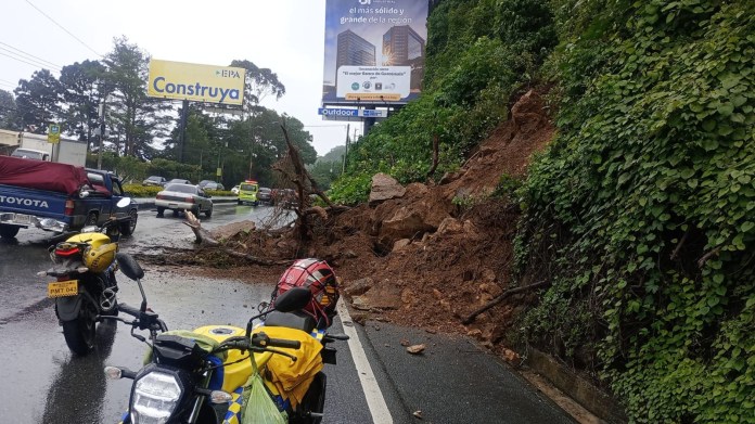 Rocas caen sobre vehículo durante derrumbe en carretera a El Salvador