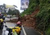 Rocas caen sobre vehículo durante derrumbe en carretera a El Salvador