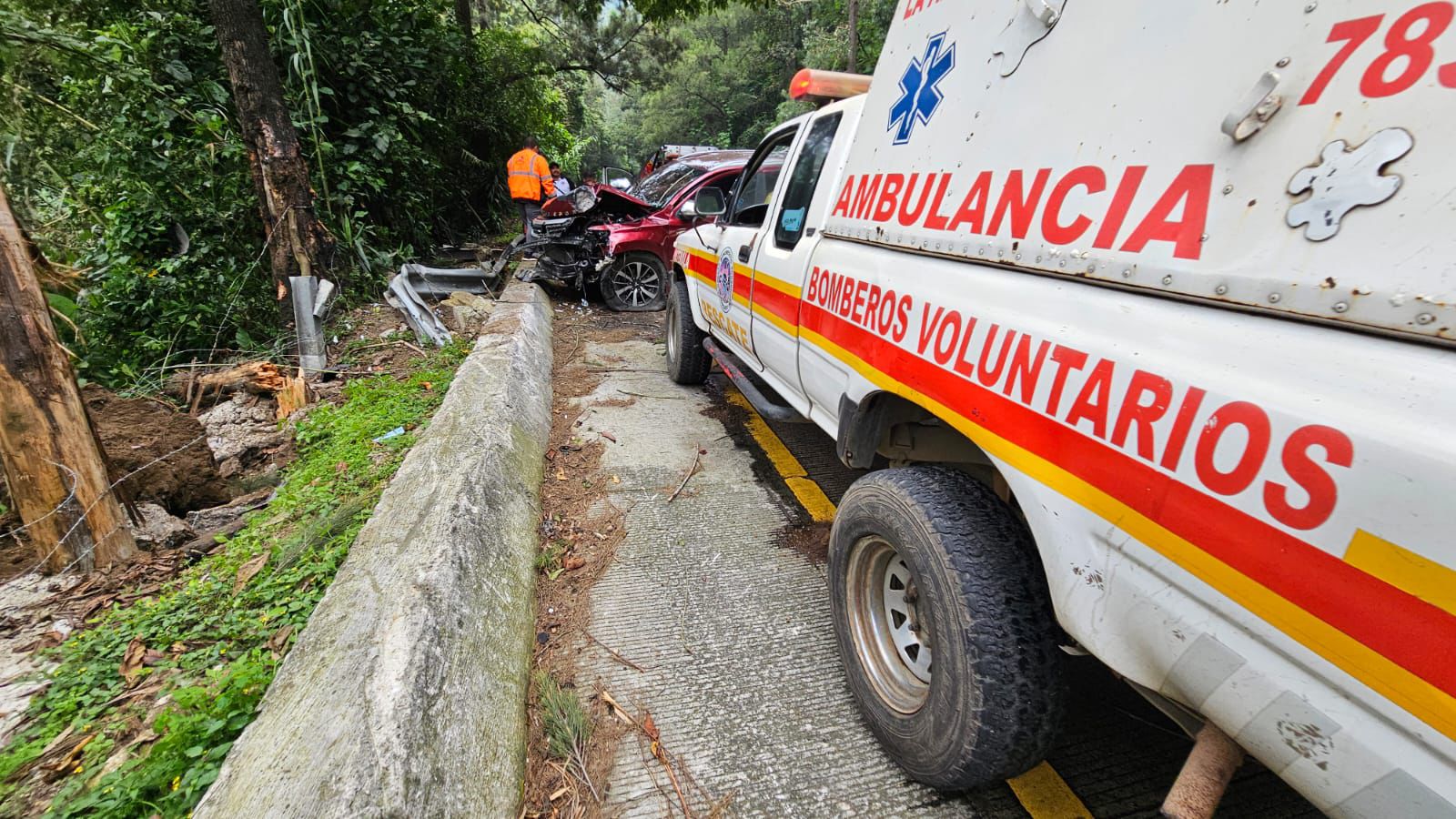 Mujer resultó con crisis nerviosa cuando su vehículo derrapo en Sacatepéquez. Foto La Hora: CVB