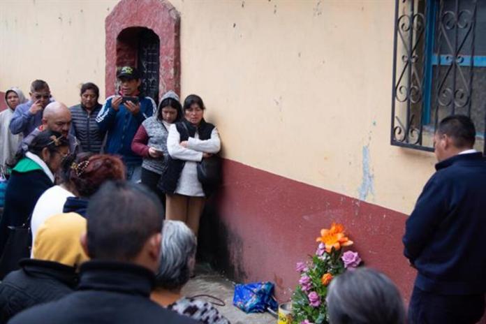 Feligreses y amigos rezan en la zona donde fue asesinado el sacerdote Marcelo Pérez Pérez, este domingo, en el municipio de San Cristóbal de las Casas en Chiapas (México). El sacerdote y defensor de derechos humanos, Marcelo Pérez Pérez, fue asesinado a balazos este domingo en el interior de una camioneta, en la ciudad de San Cristóbal de Las Casas, estado de Chiapas, en el sureste de México. EFE/ Carlos López