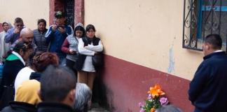 Feligreses y amigos rezan en la zona donde fue asesinado el sacerdote Marcelo Pérez Pérez, este domingo, en el municipio de San Cristóbal de las Casas en Chiapas (México). El sacerdote y defensor de derechos humanos, Marcelo Pérez Pérez, fue asesinado a balazos este domingo en el interior de una camioneta, en la ciudad de San Cristóbal de Las Casas, estado de Chiapas, en el sureste de México. EFE/ Carlos López