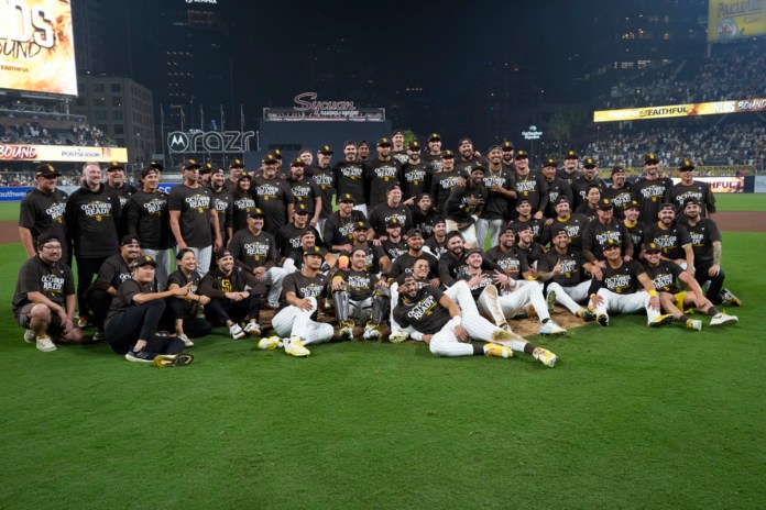 Los Padres de San Diego posan para una foto grupal después de derrotar a los Bravos de Atlanta en el segundo juego de la Serie de Comodines de la Liga Nacional el miércoles 2 de octubre de 2024 en San Diego. (Foto AP/Gregory Bull)