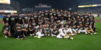 Los Padres de San Diego posan para una foto grupal después de derrotar a los Bravos de Atlanta en el segundo juego de la Serie de Comodines de la Liga Nacional el miércoles 2 de octubre de 2024 en San Diego. (Foto AP/Gregory Bull)