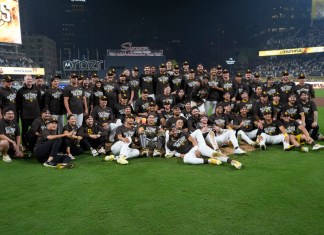 Los Padres de San Diego posan para una foto grupal después de derrotar a los Bravos de Atlanta en el segundo juego de la Serie de Comodines de la Liga Nacional el miércoles 2 de octubre de 2024 en San Diego. (Foto AP/Gregory Bull)