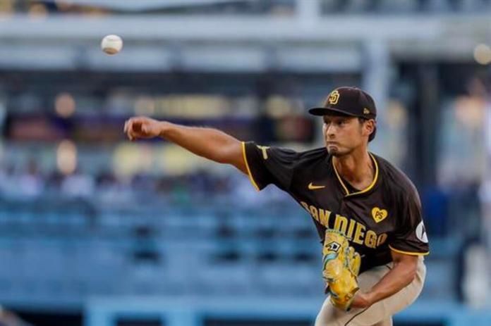 El lanzador de los Padres de San Diego, Yu Darvish, lanza a un bateador de los Dodgers de Los Ángeles