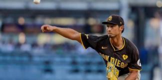 El lanzador de los Padres de San Diego, Yu Darvish, lanza a un bateador de los Dodgers de Los Ángeles