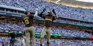 El jardinero de los Padres de San Diego Fernando Tatis Jr. (D) reacciona con el tercera base de los Padres de San Diego Manny Machado (I) luego de que Tatis conectara un jonrón solitario contra los Dodgers de Los Ángeles en la primera entrada del segundo juego de playoffs de la Serie Divisional de la Liga Nacional de Grandes Ligas (MLB) entre los Padres de San Diego y los Dodgers de Los Ángeles en Los Ángeles, California, EE. UU., 06 de octubre de 2024. La serie es al mejor de cinco juegos. EFE/EPA/ALLISON DINNER