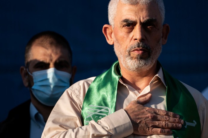 Yahya Sinwar, líder palestino de Hamás en la Franja de Gaza, coloca su mano sobre el corazón tras saludar a simpatizantes en un mitin, el 24 de mayo de 2021, en Ciudad de Gaza, Franja de Gaza. (AP Foto/John Minchillo, Archivo)