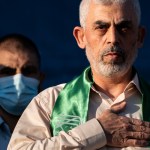 Yahya Sinwar, líder palestino de Hamás en la Franja de Gaza, coloca su mano sobre el corazón tras saludar a simpatizantes en un mitin, el 24 de mayo de 2021, en Ciudad de Gaza, Franja de Gaza. (AP Foto/John Minchillo, Archivo)