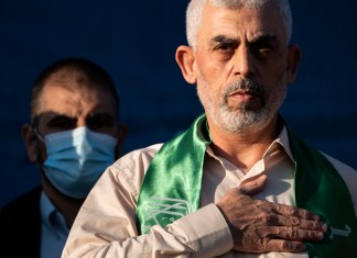 Yahya Sinwar, líder palestino de Hamás en la Franja de Gaza, coloca su mano sobre el corazón tras saludar a simpatizantes en un mitin, el 24 de mayo de 2021, en Ciudad de Gaza, Franja de Gaza. (AP Foto/John Minchillo, Archivo)