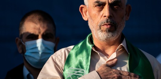 Yahya Sinwar, líder palestino de Hamás en la Franja de Gaza, coloca su mano sobre el corazón tras saludar a simpatizantes en un mitin, el 24 de mayo de 2021, en Ciudad de Gaza, Franja de Gaza. (AP Foto/John Minchillo, Archivo)