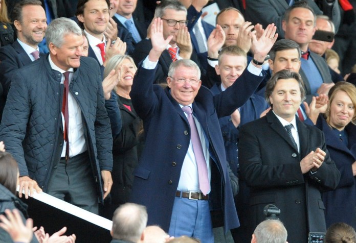 El ex entrenador del Manchester United Alex Ferguson saluda mientras toma asiento en las gradas antes del partido de fÃºtbol de la Liga Premier inglesa entre el Manchester United y el Wolverhampton Wanderers en el estadio Old Trafford en Manchester, Inglaterra, el sÃ¡bado 22 de septiembre de 2018. (AP Foto/Rui Vieira, Archivo)