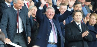 El ex entrenador del Manchester United Alex Ferguson saluda mientras toma asiento en las gradas antes del partido de fútbol de la Liga Premier inglesa entre el Manchester United y el Wolverhampton Wanderers en el estadio Old Trafford en Manchester, Inglaterra, el sábado 22 de septiembre de 2018. (AP Foto/Rui Vieira, Archivo)