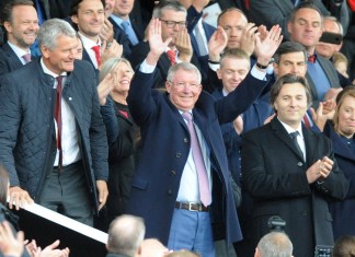 El ex entrenador del Manchester United Alex Ferguson saluda mientras toma asiento en las gradas antes del partido de fútbol de la Liga Premier inglesa entre el Manchester United y el Wolverhampton Wanderers en el estadio Old Trafford en Manchester, Inglaterra, el sábado 22 de septiembre de 2018. (AP Foto/Rui Vieira, Archivo)